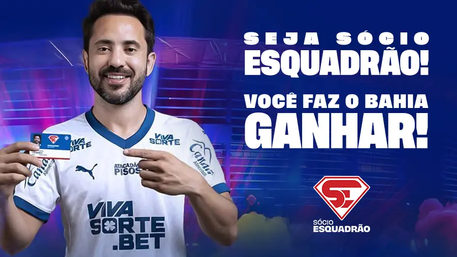 Jogador do Bahia exibindo a carteira de Sócio Esquadrão, com o texto ‘Você faz o Bahia ganhar